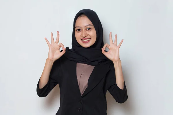 Азиатская Деловая Женщина Хиджабе Поднятыми Руками — стоковое фото