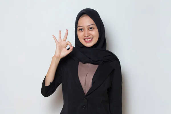 Aziatisch Zakenvrouw Dragen Hijab Met Hand Duimen Omhoog — Stockfoto