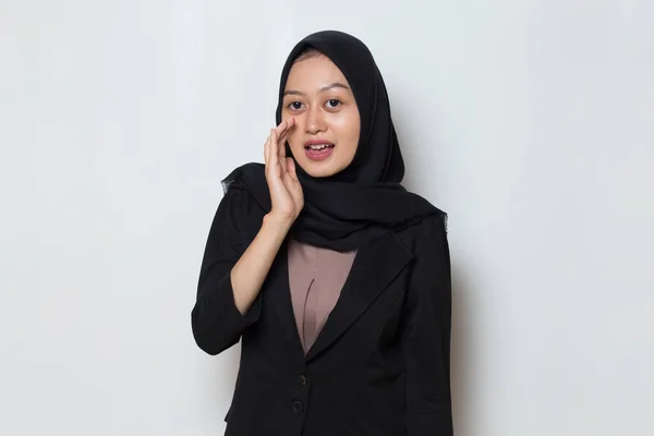 Aziatisch Bedrijf Moslim Vrouw Schreeuwen Schreeuwen Aankondigen — Stockfoto