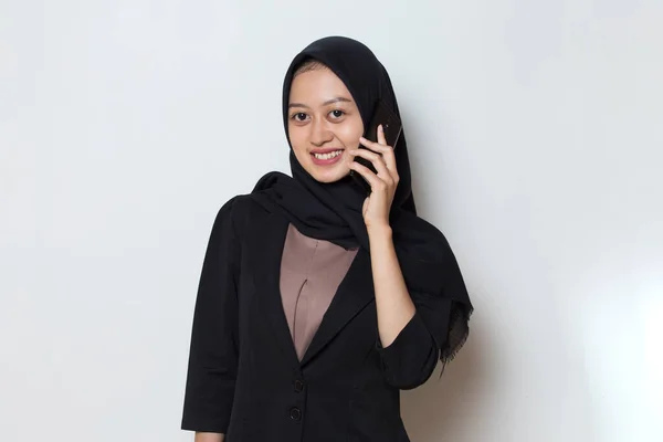Szczęśliwy Młody Azji Muzułmanin Biznes Kobieta Pomocą Telefon Komórkowy — Zdjęcie stockowe
