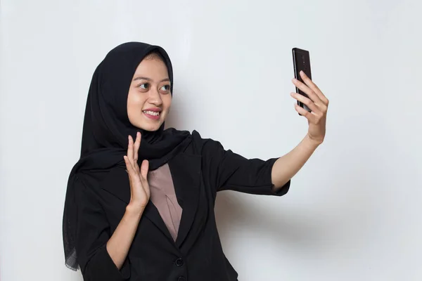 Glad Ung Asiatisk Muslimsk Affärskvinna Med Mobiltelefon — Stockfoto