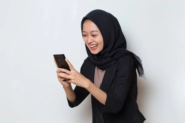 快乐的年轻亚洲穆斯林女商人用手机 — 图库照片