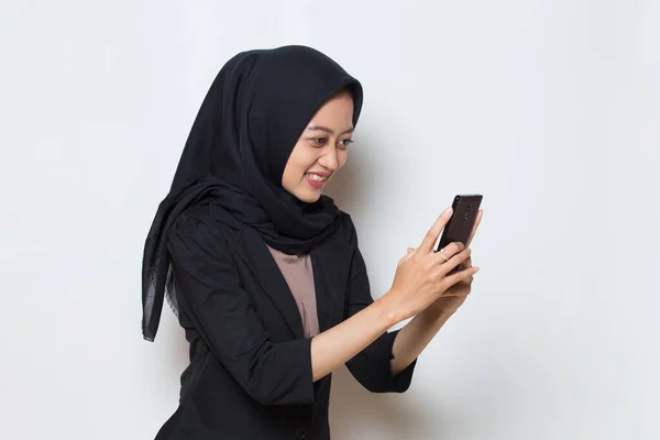 快乐的年轻亚洲穆斯林女商人用手机 — 图库照片
