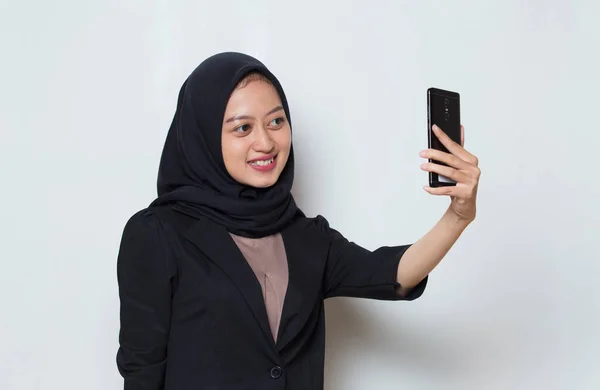 Χαρούμενη Ασιάτισσα Μουσουλμάνα Γυναίκα Κινητό Τηλέφωνο Κάνοντας Selfie — Φωτογραφία Αρχείου