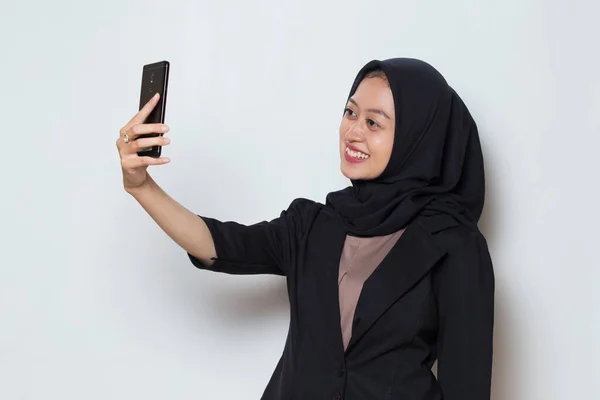 Gelukkig Aziatische Moslim Vrouw Met Mobiele Telefoon Maken Selfie — Stockfoto