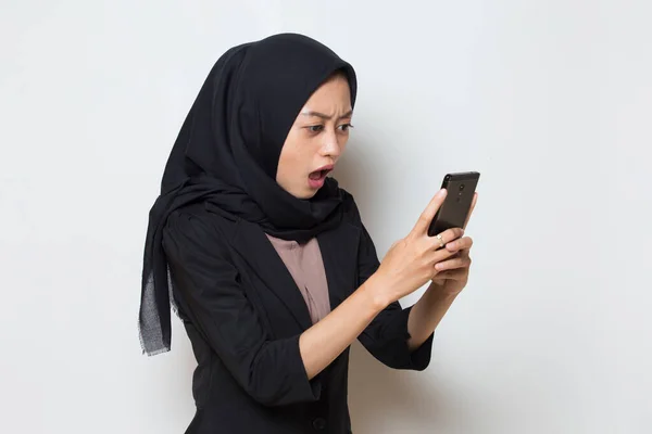 用手机震惊年轻的亚裔穆斯林妇女 — 图库照片