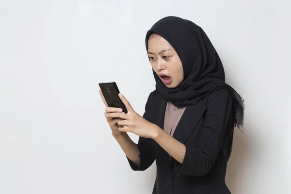 用手机震惊年轻的亚裔穆斯林妇女 — 图库照片