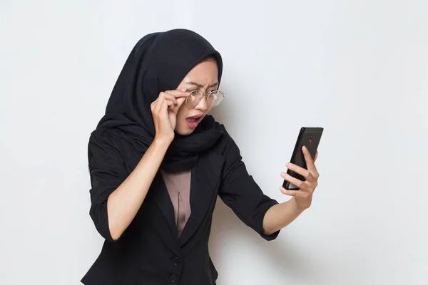 Choque Asiático Negócios Muçulmano Mulher Usando Celular Vestindo Óculos — Fotografia de Stock