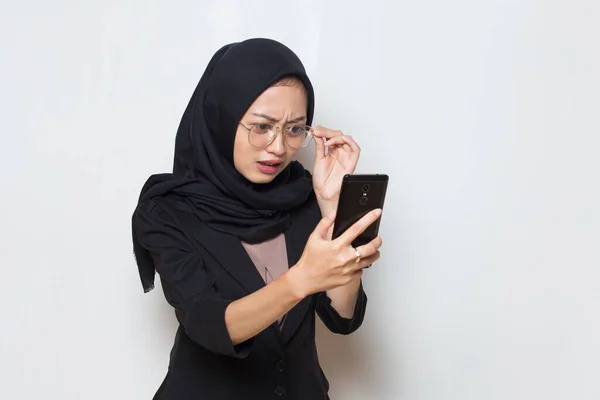 使用手机 戴眼镜的亚洲裔穆斯林妇女 — 图库照片