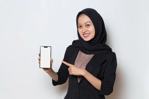 Asiatisk Muslimsk Affärskvinna Demonstrerar Mobiltelefon — Stockfoto