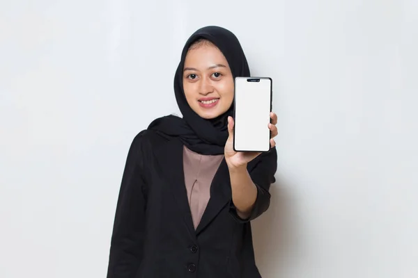 Asiatisk Muslimsk Affärskvinna Demonstrerar Mobiltelefon — Stockfoto