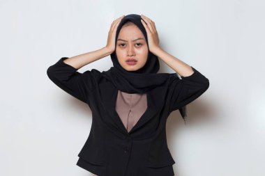 Stresli, başı ağrıyan Müslüman kadının portresi.