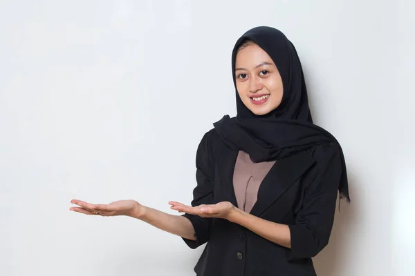 Joven Mujer Negocios Musulmana Asiática Usando Hijab Sonriendo Confiado Señalando — Foto de Stock