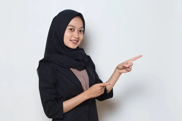 Молодая Азиатская Мусульманка Хиджабе Уверенно Улыбающаяся Указывая Пальцами Разные Стороны — стоковое фото