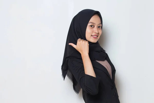 年轻的亚洲穆斯林女商人头戴头巾 面带微笑 自信地用手指指向不同的方向 — 图库照片