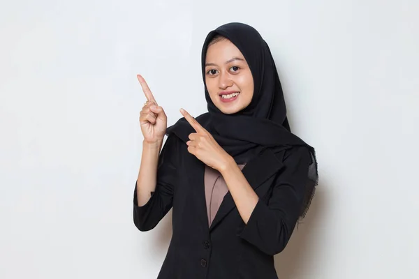 Joven Mujer Negocios Musulmana Asiática Usando Hijab Sonriendo Confiado Señalando — Foto de Stock