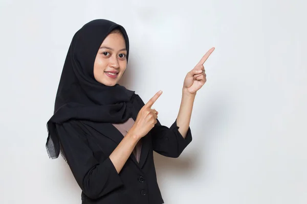年轻的亚洲穆斯林女商人头戴头巾 面带微笑 自信地用手指指向不同的方向 — 图库照片