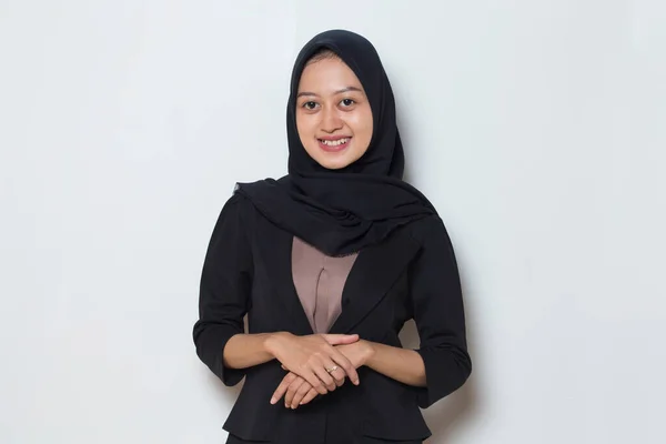 若いですアジアのイスラム教徒女性で頭スカーフ笑顔とともに腕交差 — ストック写真