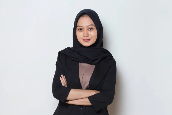 Joven Asiático Musulmán Mujer Cabeza Bufanda Sonrisa Con Brazos Cruzados —  Fotos de Stock