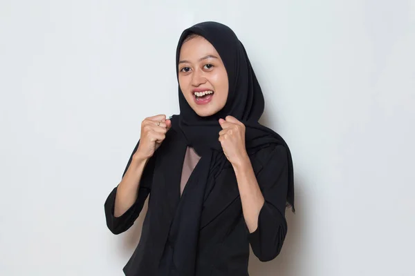 Ασιάτισσα Μουσουλμάνα Επιχειρηματίας Ευτυχής Και Ενθουσιασμένος Γιορτάζει Νίκη Εκφράζοντας Μεγάλη — Φωτογραφία Αρχείου