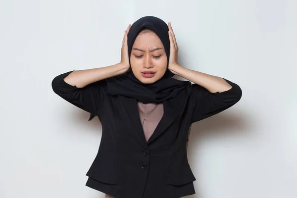 Musulmán Joven Asiático Negocios Mujer Cubre Oídos —  Fotos de Stock