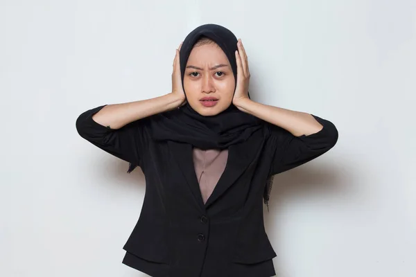 Muslim Young Asian Business Woman Covers Her Ears — Stock Photo, Image