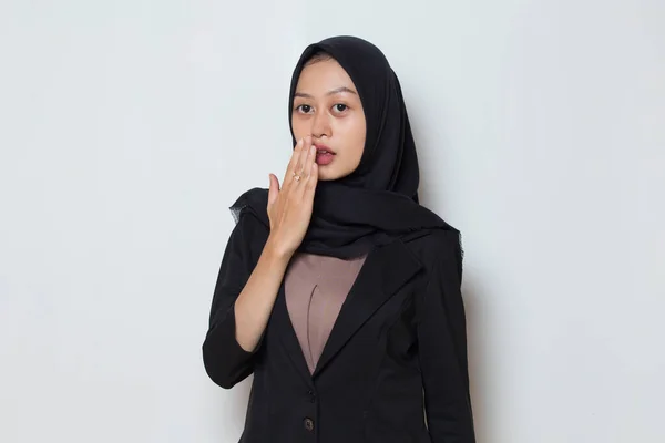 若いアジア系イスラム教徒のビジネス女性がミスのために手で口をカバーショックを受けました 秘密概念 — ストック写真