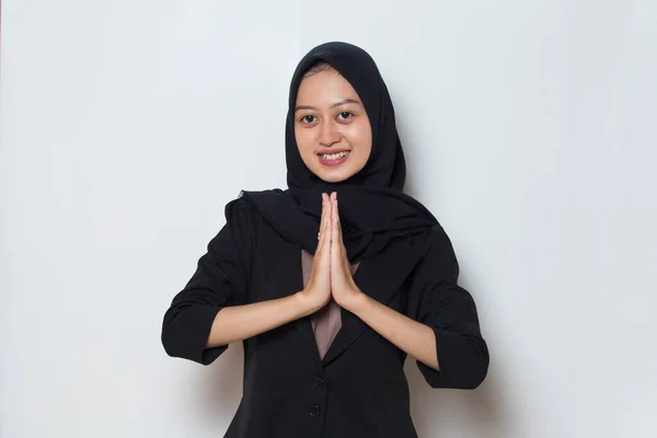 Mulher Muçulmana Asiática Receber Convidados Gesto — Fotografia de Stock