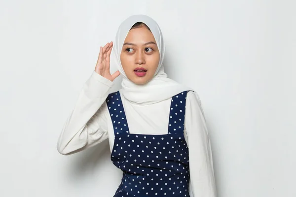 亚洲穆斯林妇女手牵着耳朵听着 — 图库照片