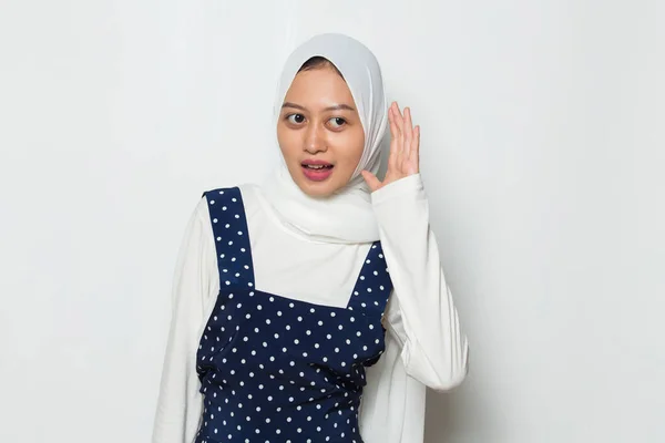 Asiatische Muslimische Frau Hält Ihre Hand Nahe Ihrem Ohr Und — Stockfoto