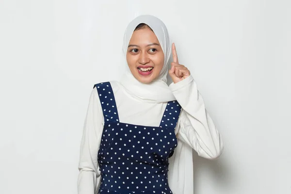 年轻的亚洲穆斯林妇女认为自己的想法 — 图库照片