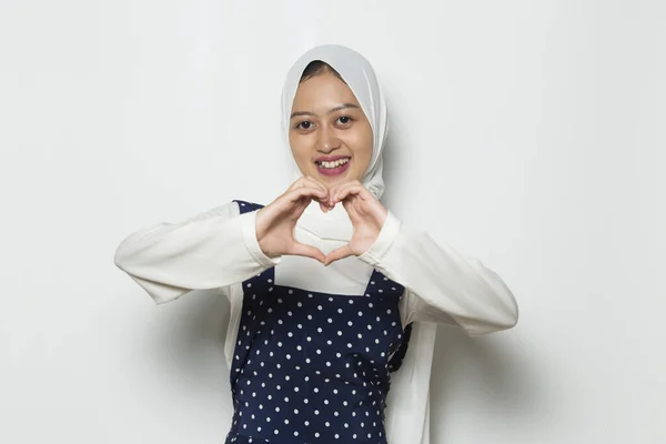 Азиатская Мусульманка Хиджабе Сердечным Знаком — стоковое фото