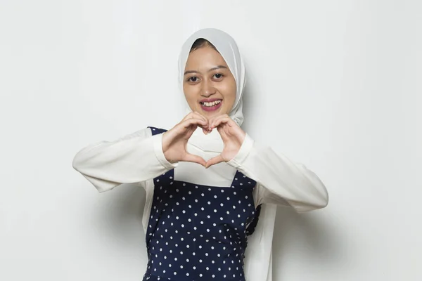 Asiatico Musulmano Donna Indossare Hijab Mostrando Cuore Segno — Foto Stock