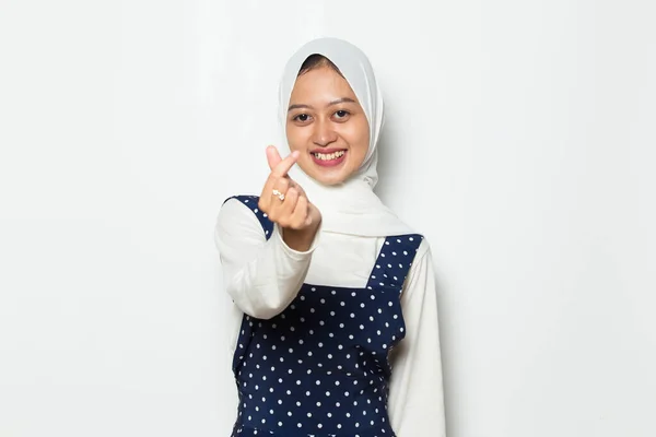 Asiatische Muslimin Trägt Hijab Mit Herzzeichen — Stockfoto