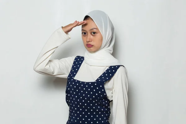 Asiatische Muslimische Frau Die Wie Ein Fernglas Durch Ihre Finger — Stockfoto