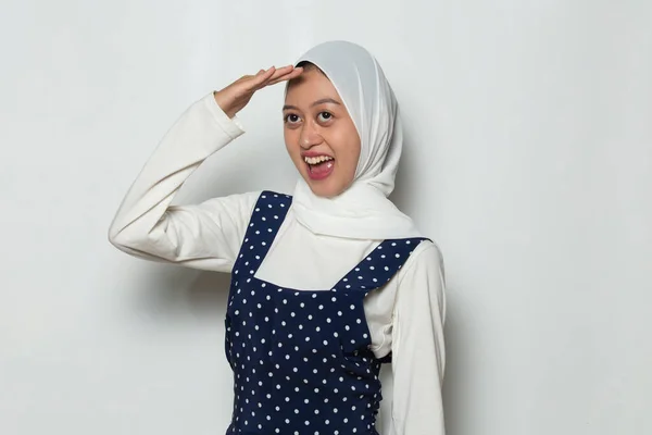 Aziatische Moslim Vrouw Gluuren Door Haar Vingers Als Verrekijker — Stockfoto