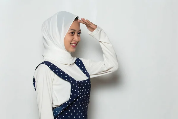 Asiatische Muslimische Frau Die Wie Ein Fernglas Durch Ihre Finger — Stockfoto