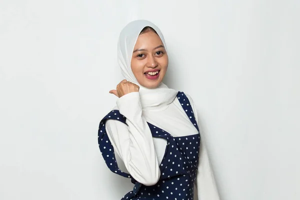 亚洲穆斯林妇女 手指指向不同的方向 广告的复制空间 — 图库照片