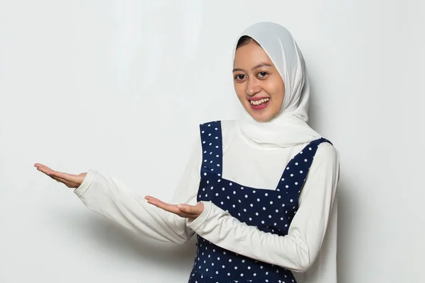 Azjatycka Muzułmanka Wytykająca Palcami Różne Kierunki Kopiuj Miejsce Reklamę — Zdjęcie stockowe
