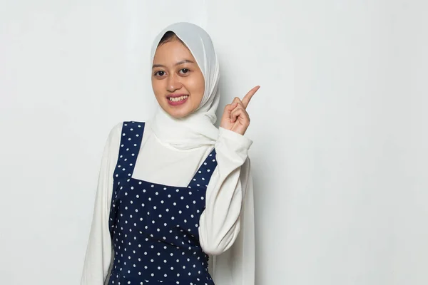 Asijská Muslimka Ukazuje Prsty Různých Směrů Kopírovat Místo Pro Inzerci — Stock fotografie