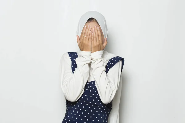 Asiática Musulmana Mujer Cubre Cara Con Sus Manos —  Fotos de Stock