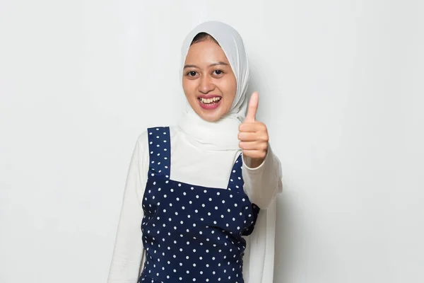 アジアのイスラム教徒女性身に着けていますHijabとともにOk SignジェスチャーTumbアップ — ストック写真