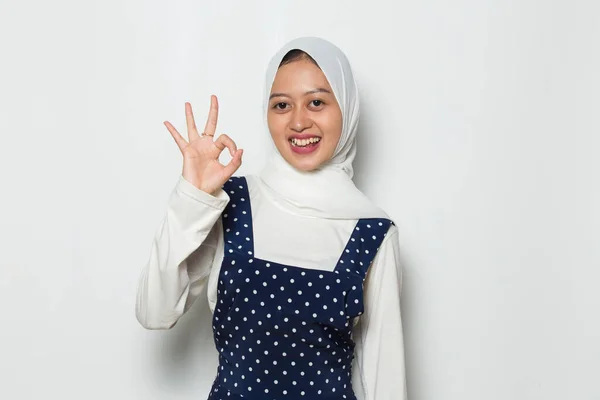 アジアのイスラム教徒女性身に着けていますHijabとともにOk SignジェスチャーTumbアップ — ストック写真