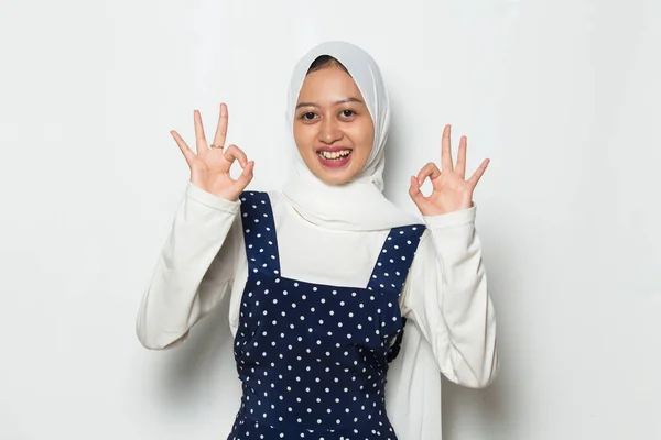 Aziatische Moslim Vrouw Dragen Hijab Met Teken Gebaar Tumb — Stockfoto