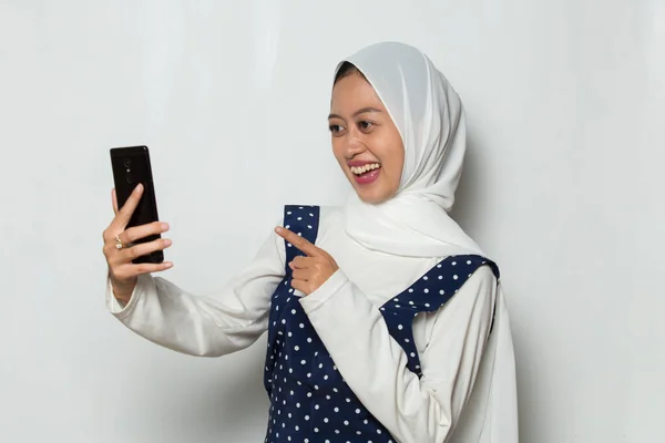 Felice Giovane Donna Musulmana Asiatica Utilizzando Telefono Cellulare Isolato Sfondo — Foto Stock
