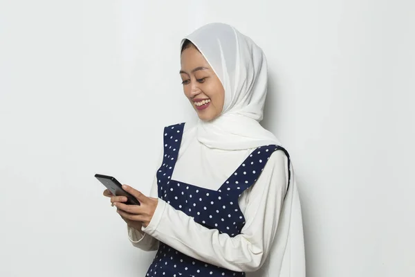 快乐的年轻的亚裔穆斯林妇女使用白色背景的手机 — 图库照片