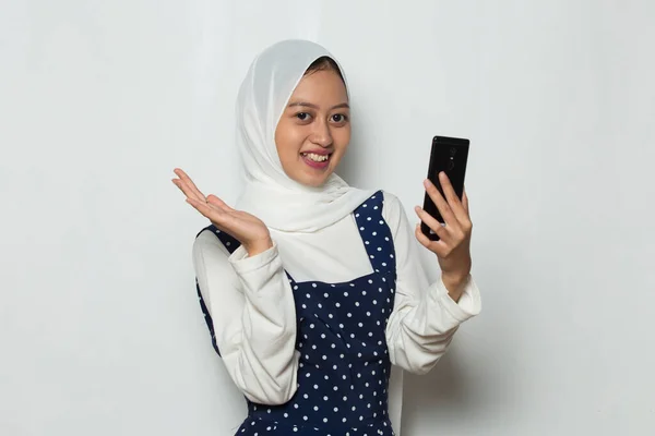 Χαρούμενη Νεαρή Ασιάτισσα Μουσουλμάνα Που Χρησιμοποιεί Κινητό Τηλέφωνο Απομονωμένο Λευκό — Φωτογραφία Αρχείου