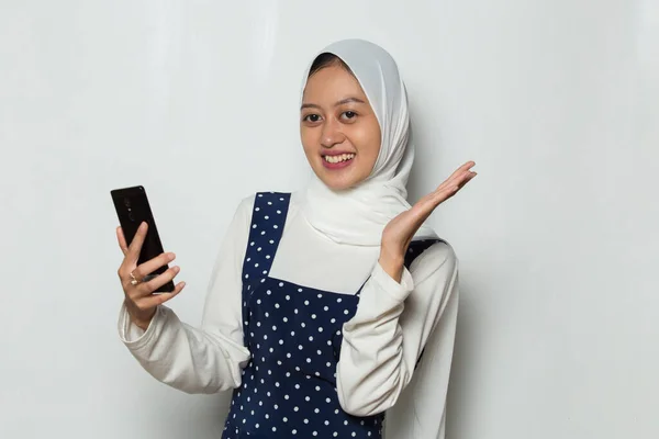 Wanita Muslim Asia Muda Yang Bahagia Menggunakan Ponsel Yang Terisolasi — Stok Foto
