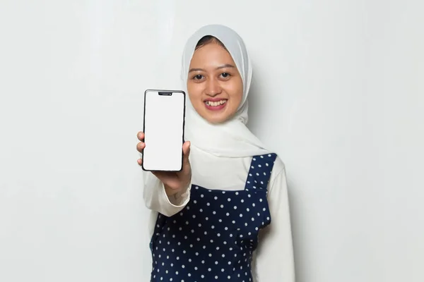 Ασιάτισσα Μουσουλμάνα Μαντίλα Που Επιδεικνύει Κινητό Τηλέφωνο — Φωτογραφία Αρχείου