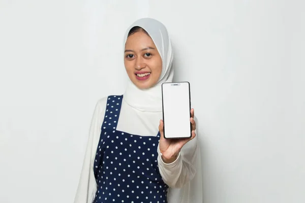 Mujer Musulmana Asiática Hijab Demostrando Teléfono Celular Móvil — Foto de Stock